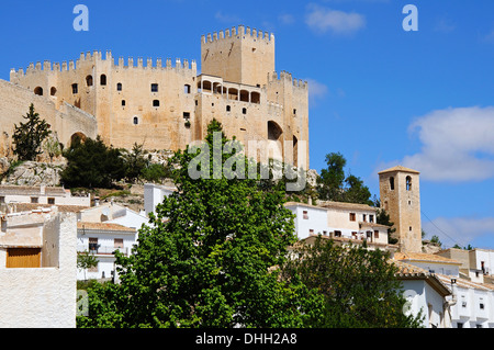 Blick auf die Burg (Castillo de los fajardo) und Stadtwohnungen, Velez Blanco, der Almeria Provinz, Andalusien, Spanien, Europa. Stockfoto