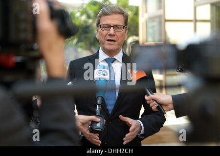 Der Amtierende Bundesaußenminister Guido Westerwelle (FDP) Gibt bin 11.11.2013 in Neu-Delhi-Gurgaon (Indien) Im Rahmen des ASEM-Treffens Ein Interview. Auf Seiner Letzten Großen Auslandsreise freu der Minister Indien Und Anschließend die Vereinigten Arabischen Emirate. Foto: Rainer Jensen/dpa Stockfoto