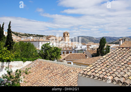 Blick auf Kirche und die Dächer der Stadt, Velez Blanco, der Almeria Provinz, Andalusien, Spanien, Europa. Stockfoto