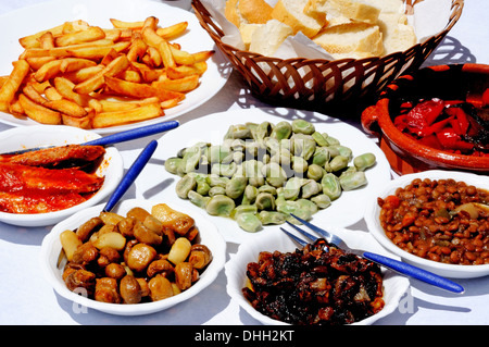 Spanische Tapas-Auswahl von Sardinen, Dicke Bohnen, Pilze, Zwiebeln, Paprika, chips, mit Brot, Andalusien, Spanien. Stockfoto