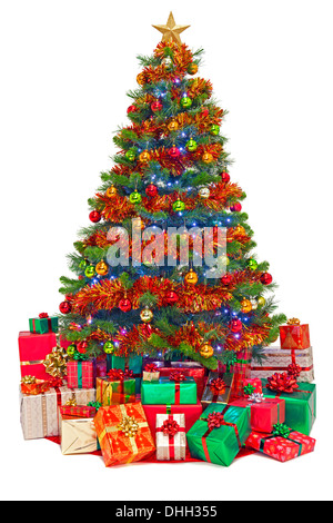 Ein geschmückter Weihnachtsbaum mit Geschenk verpackt Geschenke, isoliert auf einem weißen Hintergrund. Stockfoto