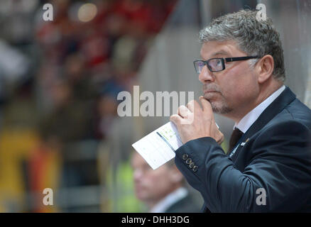 München, Deutschland. 10. November 2013. Coach Pat Cortina Deutschlands berührt sein Kinn während der Eishockey Deutschland Cup Spiel USA Vs Deutschland in das Olympia-Eisstadion in München, Deutschland, 10. November 2013. Foto: Andreas Gebert/Dpa/Alamy Live-Nachrichten Stockfoto