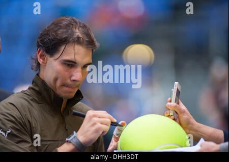 London, UK. 10. November 2013. Rafael Nadal (ESP) Autogramme mit Fans nach seinem Halbfinale 6-3 7-5 bei der Barclays ATP World Tour mit Federer © Malcolm Park Leitartikel/Alamy Spiel Live-Nachrichten Stockfoto