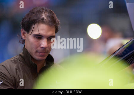 London, UK. 10. November 2013. Rafael Nadal (ESP) Autogramme mit Fans nach seinem Halbfinale 6-3 7-5 bei der Barclays ATP World Tour mit Federer © Malcolm Park Leitartikel/Alamy Spiel Live-Nachrichten Stockfoto