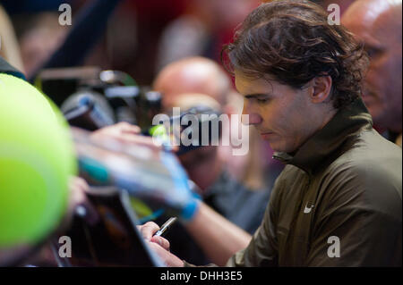 London, UK. 10. November 2013. Rafael Nadal (ESP) Autogramme mit Fans nach seinem Halbfinale 6-3 7-5 bei der Barclays ATP World Tour mit Federer © Malcolm Park Leitartikel/Alamy Spiel Live-Nachrichten Stockfoto