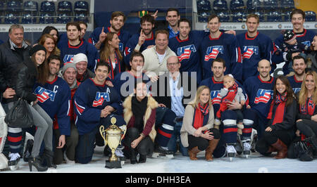 München, Deutschland. 10. November 2013. Die Spieler des siegreichen Teams der USA stellen mit ihren Ehefrauen und Kindern nach das Eishockey Deutschland Cup Spiel USA gegen Deutschland im Olympia-Eisstadion in München, Deutschland, 10. November 2013. Foto: Andreas Gebert/Dpa/Alamy Live-Nachrichten Stockfoto