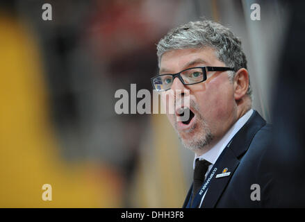 München, Deutschland. 10. November 2013. Deutschlands Trainer Pat Cortina gibt Anweisungen während der Eishockey Deutschland Cup match USA Vs Deutschland in das Olympia-Eisstadion in München, Deutschland, 10. November 2013. Foto: Andreas Gebert/Dpa/Alamy Live-Nachrichten Stockfoto