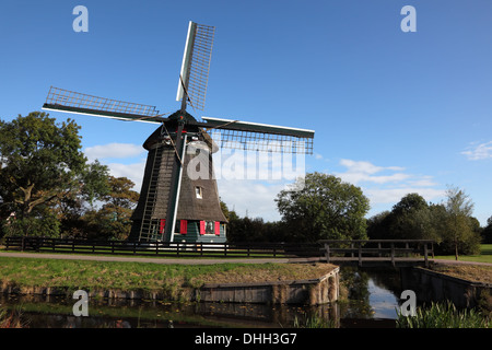 Alte Windmühle an einem kleinen Teich Stockfoto