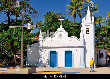 Brasilien, Bahia: Weiß getünchten Kolonialstil Kirche Sao Francisco do Litoral in Praia Do Forte Stockfoto