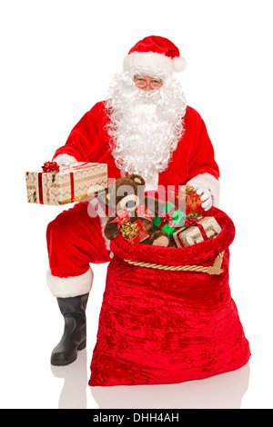 Nikolaus oder Weihnachtsmann Geschenke austeilen, aus seinem Sack, isoliert auf einem weißen Hintergrund. Stockfoto