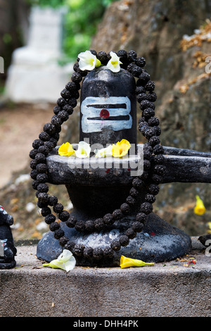 Shiva Lingam vor einem indischen Dorf hindu-Tempel. Andhra Pradesh, Indien Stockfoto