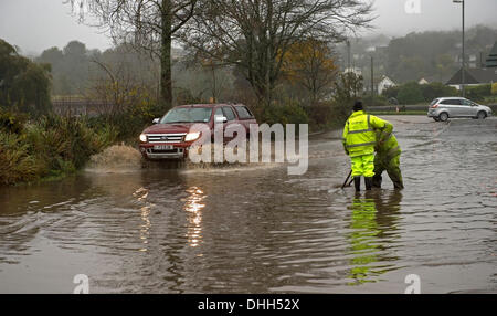 Helston nach Porthleven Rd., Cornwall, UK. 11. November 2013. Workman Kampf, verstopfte Abflüssen zu löschen die Überschwemmungen verursacht.  Bob Sharples/Alamy Stockfoto