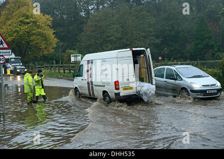 Helston nach Porthleven Rd., Cornwall, UK. 11. November 2013. Workman Kampf, verstopfte Abflüssen zu löschen die Überschwemmungen verursacht. Bob Sharples/Alamy Stockfoto