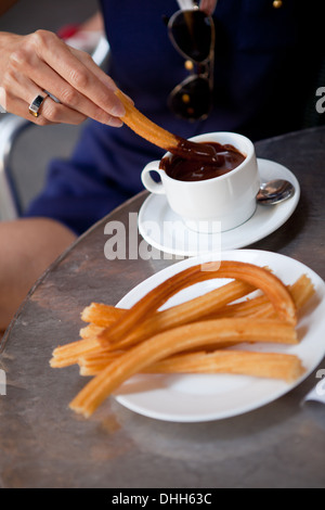 Churros mit heißer Schokolade in Madrid Stockfoto