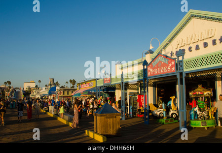 Santa Monica California CA berühmten Boardwalk und Pier mit Touristen und Essen und Fahrten Stockfoto