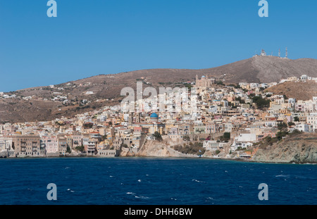 Syros Griechenland Griechische Inseln von Fähre der weißen Häuser und Dörfer auf Klippen im Mittelmeer Ozean Stockfoto