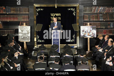 Berlin, Deutschland. 10. November 2013. Bundesinnenminister Hans-Peter Friedrich spricht während der Gedenkfeier Veranstaltung zum 75. Jahrestag der Pogromnacht von 1938 in die Beth Zion Synagoge in Berlin, Deutschland, 10. November 2013. Die Veranstaltung war Teil der Europäischen Rabbiner-Konferenz die 200 Rabbiner aus verschiedenen europäischen Ländern besucht, um die Rechte von Minderheiten gelegentlich von den 75. Jahrestag der Pogromnacht in Deutschland zu diskutieren. Foto: Stephanie Pilick/Dpa/Alamy Live News Stockfoto