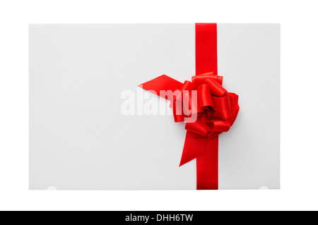 eine leere Karte mit einer roten Schleife mit textfreiraum auf weißem Hintergrund Stockfoto