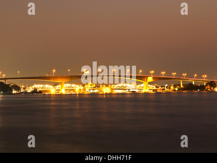 Rama III Brücke über den Fluss Chao Phraya in der Nacht. Stockfoto