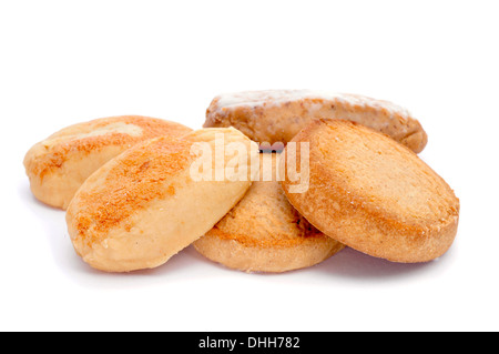 Nahaufnahme von einigen Mantecados und Polvorones, typische Weihnachtsgebäck in Spanien, auf einem weißen Hintergrund Stockfoto