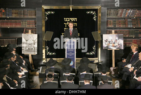 Berlin, Deutschland. 10. November 2013. Bundesinnenminister Hans-Peter Friedrich spricht während der Gedenkfeier Veranstaltung zum 75. Jahrestag der Pogromnacht von 1938 in die Beth Zion Synagoge in Berlin, Deutschland, 10. November 2013. Die Veranstaltung war Teil der Europäischen Rabbiner-Konferenz die 200 Rabbiner aus verschiedenen europäischen Ländern besucht, um die Rechte von Minderheiten gelegentlich von den 75. Jahrestag der Pogromnacht in Deutschland zu diskutieren. Foto: Stephanie Pilick/Dpa/Alamy Live News Stockfoto