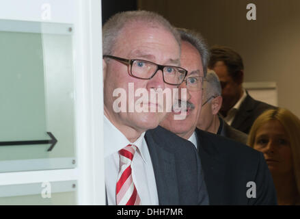 München, Deutschland. 10. November 2013. Der Generaldirektor des Deutschen Olympischen Sport Bundes (DOSB), Michael Vesper (L) und Münchens Oberbürgermeister Christian Ude (SPD) verlassen ihre Meeting-Raum, in dem sie die vorläufigen Ergebnisse für das Referendum über eine Bewerbung von München für die Olympischen Winterspiele 2022 mit ihren Gästen in der Kreisverwaltung München, 10. November 2013 erwartet. Foto: Karl-Josef Hildenbrand/Dpa/Alamy Live News Stockfoto