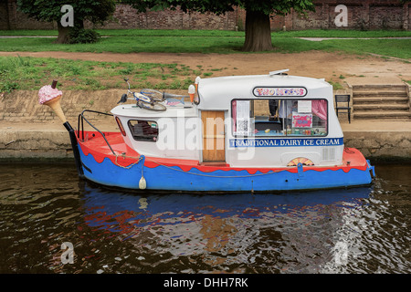 Ein Boot umgewandelt in ein schwimmendes Eis 'van' auf den Fluss Ouse in York, Großbritannien. Unternehmerische neues Geschäftskonzept Stockfoto