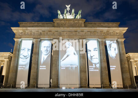 Berlin, Deutschland. 10. November 2013. Projektionen auf dem Brandenburger Tor zeigen Porträts von Menschen, die während des NS-Regimes in Berlin, Deutschland, 10. November 2013 verfolgt. Das Themenjahr "Vielfalt - zerstört 1933-1938 - 1945" mit der Projektion von Videos endet funktioniert durch Jugendliche, Porträts der verfolgten Künstler während des NS-Regimes, Gespräche mit Zeitzeugen und Konzerte am Pariser Platz in Berlin, Deutschland, 10. November 2013. Foto: Florian Schuh/Dpa/Alamy Live News Stockfoto