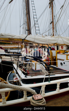 Schoner Erbe windjammer Segelboot von Rockland Maine bei gam Wenn grosse Segelboote binden und an Bord eines jeden Fischereifahrzeugs für Getränke und Segel Abenteuer kommen Stockfoto