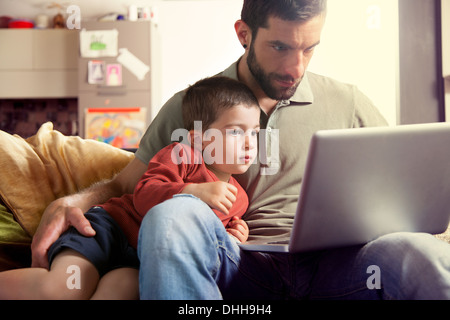 Vater und Sohn mit Laptop Stockfoto