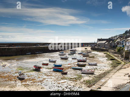 Boote in Mousehole harbour Cornwall England Cornish Fischerdorf mit blauen Himmel und Wolken bei Ebbe Stockfoto