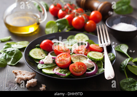 Salat mit Tomaten Gurken und Ziege Käse Stockfoto