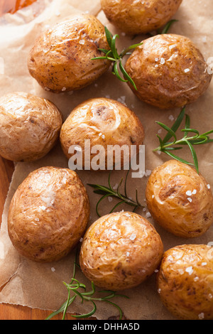 gebackene Kartoffeln und Rosmarin Stockfoto