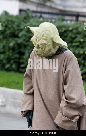 Straßenmusiker, gekleidet in einem Yoda-Outfit die Öffentlichkeit unterhaltsam Stockfoto
