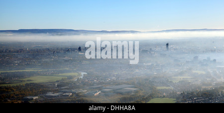 Luftaufnahme der Stadt Manchester im Nebel Stockfoto