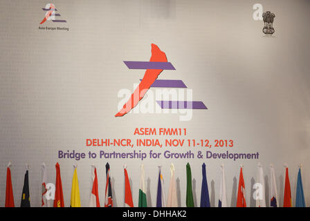 Gurgaon, New Delhi, Indien. 11. November 2013. Das Logo und die Flaggen der teilnehmenden Länder werden während der 11. Asia-Europe Meeting (ASEM) Treffen der Außenminister in Gurgaon, New Delhi, Indien, 11. November 2013 gesehen. Foto: Rainer Jensen/Dpa/Alamy Live-Nachrichten Stockfoto