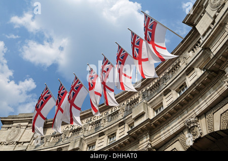 Fahnen und Flaggen über Admiralty Arch, Mall, London SW1A, Vereinigtes Königreich Stockfoto