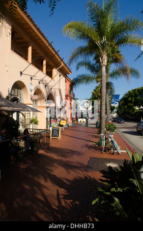 Santa Barbara Kalifornien CA am berühmten State Street in der Altstadt und alten Uhr auf Strandpromenade mit Palmen und restaurants Stockfoto