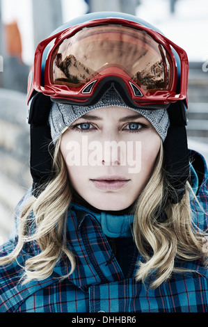 Junge Frau trägt Skibekleidung und Schutzbrillen Stockfoto