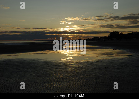 Sonnenuntergang am Strand von Paernu Stockfoto