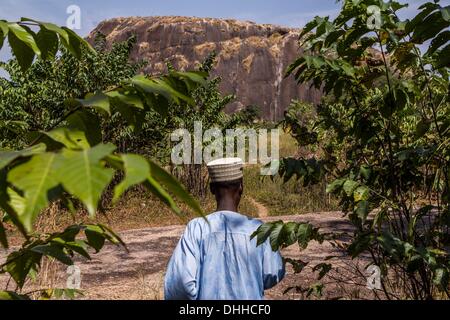 Kajuru, Nigeria. 31. Oktober 2013. Malam Garba, die ältere eines kleinen Dorfes Fulani weist den Weg. Fulanis sind traditionell nomadischen Leute, Rinder, Ziegen und Schafe hüten. Sie sind eines der größten nomadischen Volksgruppen in der Welt, über mehrere Gebiete verbreitet. Die Fulani folgen einen Verhaltenskodex bekannt als Pulaaku, bestehend aus den Qualitäten von Geduld, Selbstbeherrschung, Disziplin, Klugheit, Bescheidenheit, Achtung vor anderen Menschen (einschließlich Feinde), Weisheit, Eigenverantwortung, Gastfreundschaft, Mut und harte Arbeit. Zsolt Repasy/ZUMAPRESS.com/Alamy © Live-Nachrichten Stockfoto