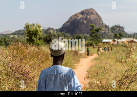 Kajuru, Nigeria. 31. Oktober 2013. Garba nähert sich seinem Dorf, wo Kinder kommen und ihn zu begrüßen. Fulanis sind traditionell nomadischen Leute, Rinder, Ziegen und Schafe hüten. Sie sind eines der größten nomadischen Volksgruppen in der Welt, über mehrere Gebiete verbreitet. Die Fulani folgen einen Verhaltenskodex bekannt als Pulaaku, bestehend aus den Qualitäten von Geduld, Selbstbeherrschung, Disziplin, Klugheit, Bescheidenheit, Achtung vor anderen Menschen (einschließlich Feinde), Weisheit, Eigenverantwortung, Gastfreundschaft, Mut und harte Arbeit. Zsolt Repasy/ZUMAPRESS.com/Alamy © Live-Nachrichten Stockfoto