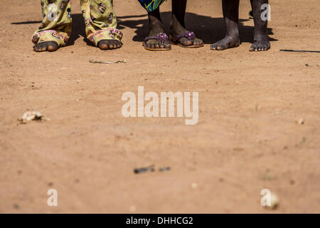 Kajuru, Nigeria. 31. Oktober 2013. Barfuß afrikanische Kinder. Fulanis sind traditionell nomadischen Leute, Rinder, Ziegen und Schafe hüten. Sie sind eines der größten nomadischen Volksgruppen in der Welt, über mehrere Gebiete verbreitet. Die Fulani folgen einen Verhaltenskodex bekannt als Pulaaku, bestehend aus den Qualitäten von Geduld, Selbstbeherrschung, Disziplin, Klugheit, Bescheidenheit, Achtung vor anderen Menschen (einschließlich Feinde), Weisheit, Eigenverantwortung, Gastfreundschaft, Mut und harte Arbeit. Zsolt Repasy/ZUMAPRESS.com/Alamy © Live-Nachrichten Stockfoto