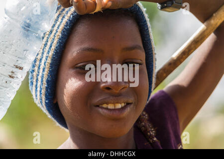 Kajuru, Nigeria. 31. Oktober 2013. Porträt eines jungen Fulani, der trotz seines Alters bereits als ein Hirte arbeitet. Fulani Kinder beginnen zu arbeiten mit dem Vieh in einem frühen Alter. Fulanis sind traditionell nomadischen Leute, Rinder, Ziegen und Schafe hüten. Sie sind eines der größten nomadischen Volksgruppen in der Welt, über mehrere Gebiete verbreitet. Die Fulani folgen einen Verhaltenskodex bekannt als Pulaaku, bestehend aus den Qualitäten von Geduld, Selbstbeherrschung, Disziplin, Klugheit, Bescheidenheit, Achtung vor anderen Menschen (einschließlich Feinde), Weisheit, Eigenverantwortung, Gastfreundschaft, Mut und harte wo Stockfoto