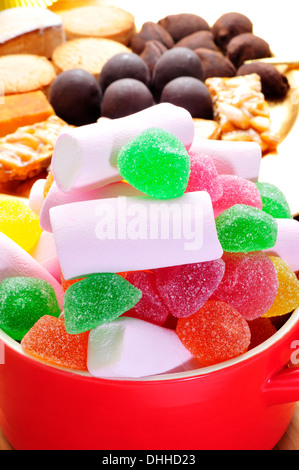 Nahaufnahme einer Schüssel mit Bonbons und ein Tablett mit einige typische Weihnachtsgebäck in Spanien wie Turron und Polvorones in der staatlich Stockfoto