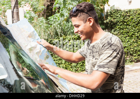 Mann überprüfen Karte nach dem Weg Stockfoto