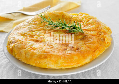 Nahaufnahme von einer Platte mit einer typischen Tortilla de patatas, spanisches Omelette, auf einem Tisch Stockfoto