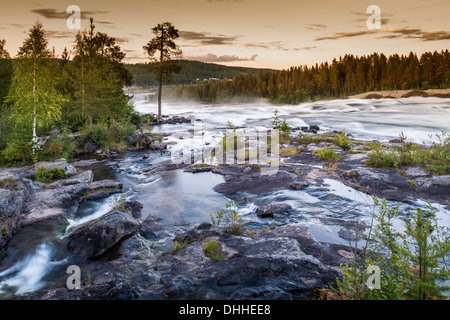 Blick auf Fluss fließt über Felsen, Storforsen, Lappland, Schweden Stockfoto