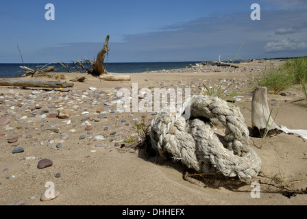 Schiff-Linie am Strand von Ventspils Stockfoto
