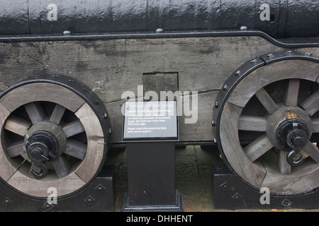 Die Kanone, bekannt als "Mons Meg" Edinburgh Castle, die Touristenattraktion Nummer eins in Edinburgh, Schottland. Stockfoto